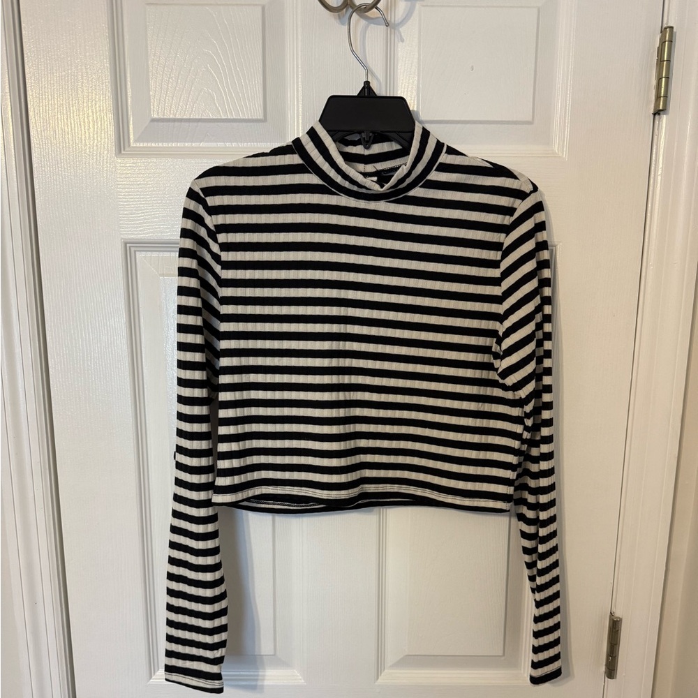 H&M Black & White Striped Cropped Long Sleeve Top | Small/Medium